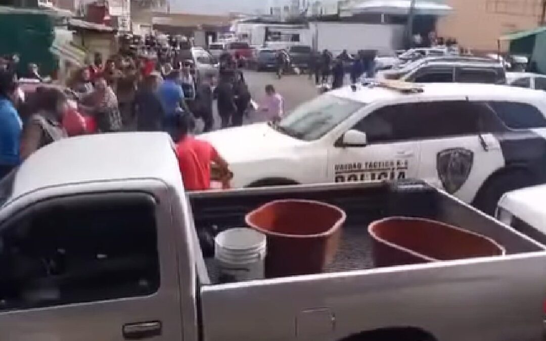 Actos de Violencia: Comerciantes Agreden a Policías Durante Operativo Antipirotecnia en Querétaro