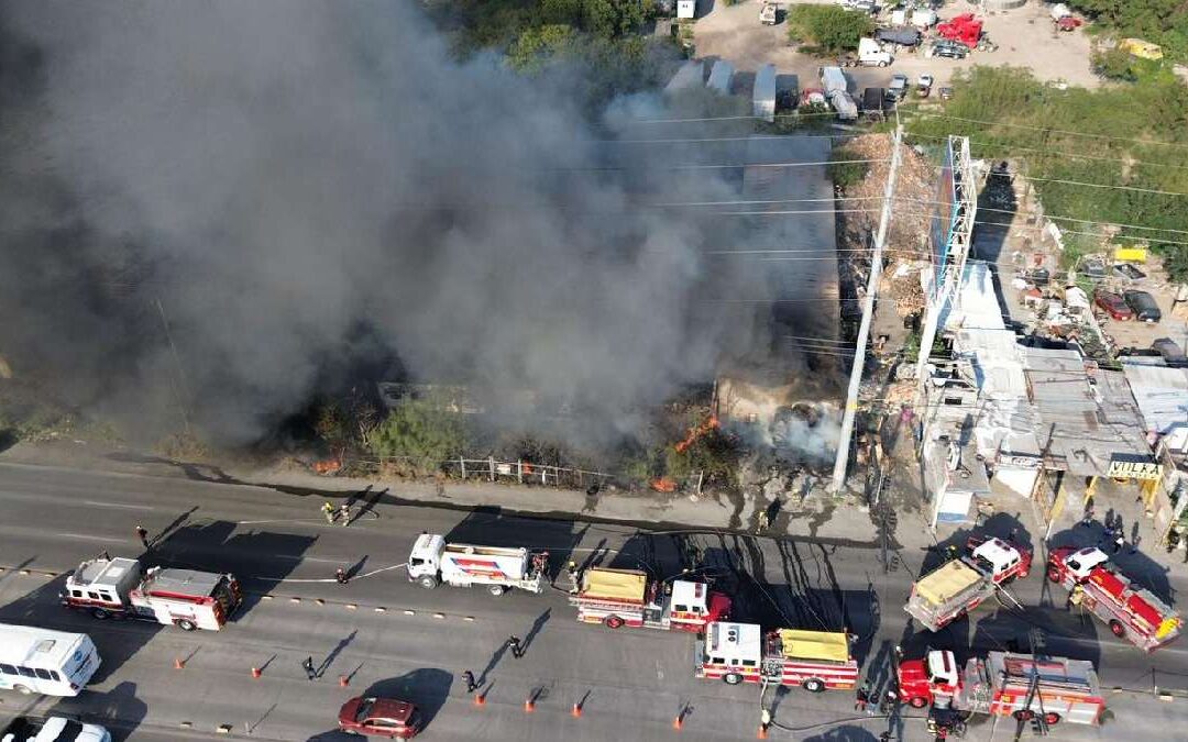 Incendio en Monterrey: Fuerte movilización de emergencia tras incendio en almacén