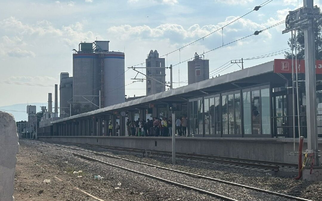 Usuarios de la Línea 4 del Tren Ligero Protestan Aumento de Tarifa por Inseguridad y Obras Inconclusas