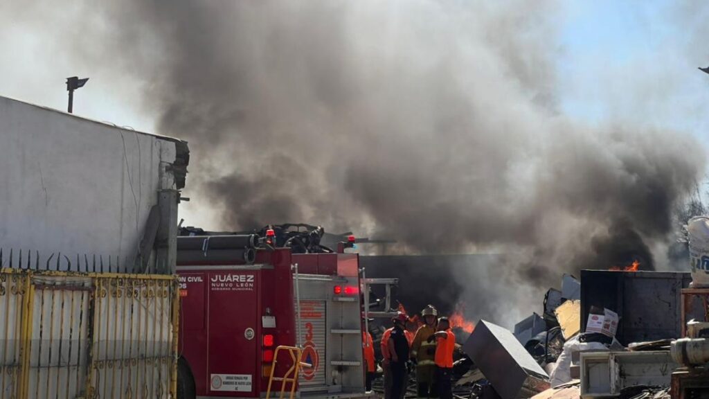 Incendio en Juárez: Cuerpos de Rescate Mobilizan a Emergencias en Empresa Recicladora