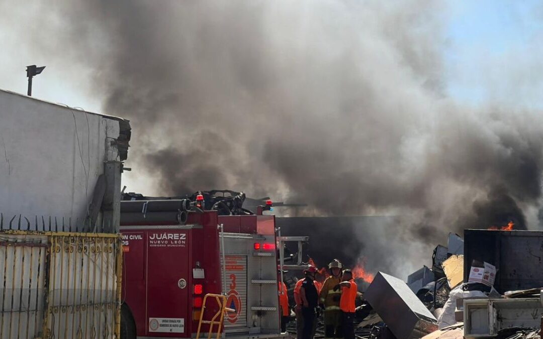 Incendio en Juárez: Cuerpos de Rescate Mobilizan a Emergencias en Empresa Recicladora