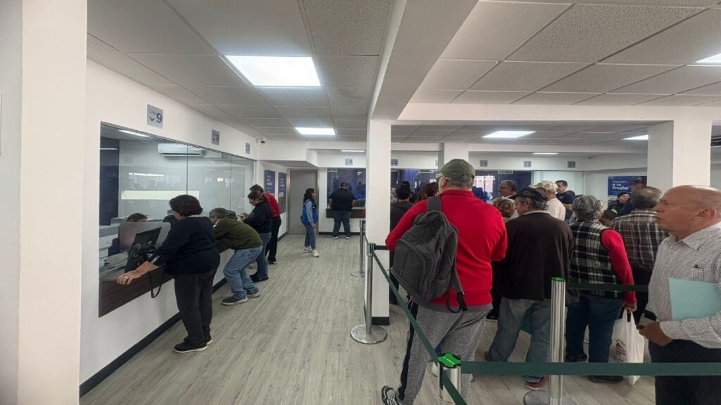 Largas Filas para Pagar el Predial en San Nicolás: Segundo Día del 2026