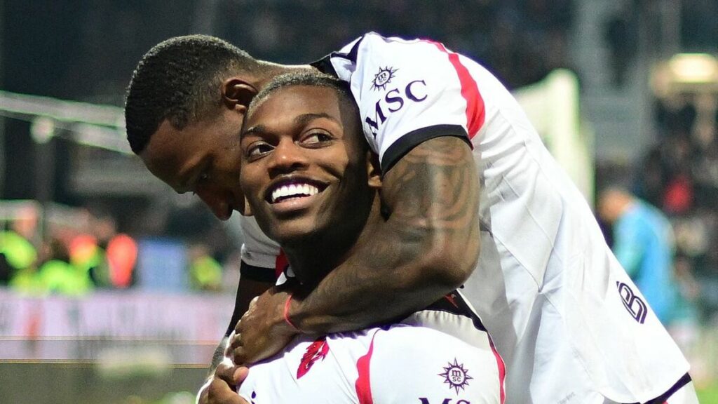 El Milan vence al Cagliari y se afianza como líder momentáneo; debut del sustituto de Santi Giménez