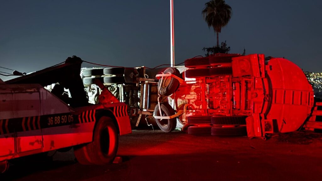 Accidente: Pipa Volcada en la Carretera a Chapala, Cerca del Aeropuerto de Guadalajara