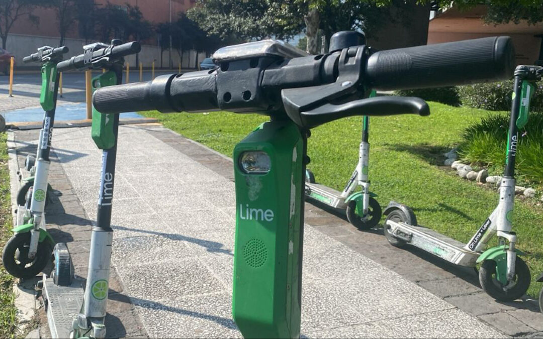 Los scooters eléctricos llegan a la zona Tec de Monterrey a pesar de la falta de regulación