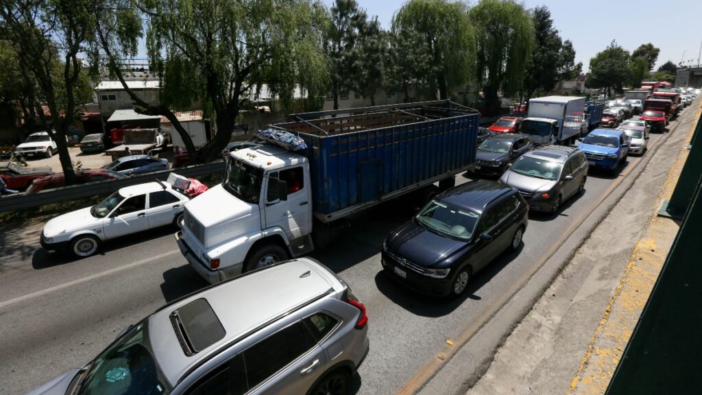 Hoy No Circula: ¿Qué Autos Descansan en CdMx y Edomex el 4 de Enero de 2026?
