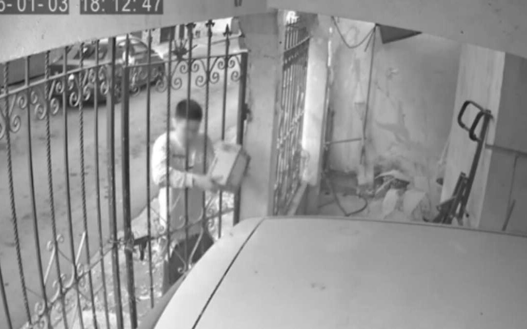 Robo de Paquete de Amazon en Monterrey: Joven Captado en Video