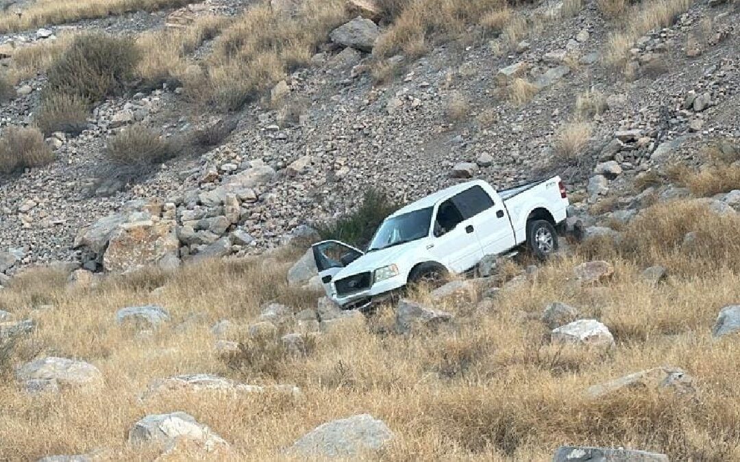 Accidente de tráfico: Hombre vuelca su camioneta en una curva peligrosa en Lerdo
