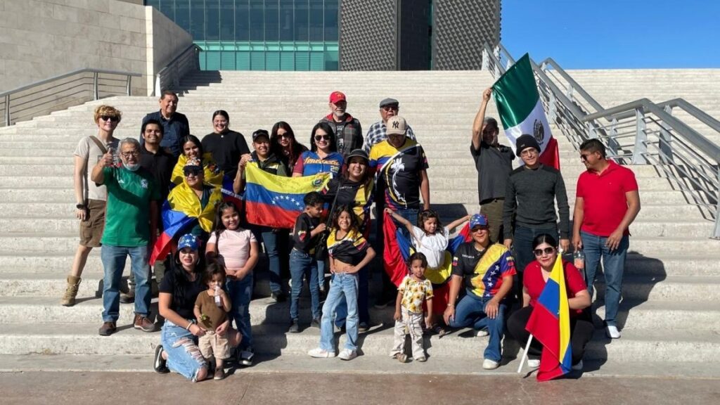 Venezolanos en Torreón celebran la captura de Nicolás Maduro en la Plaza Mayor
