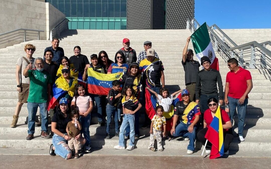 Venezolanos en Torreón celebran la captura de Nicolás Maduro en la Plaza Mayor