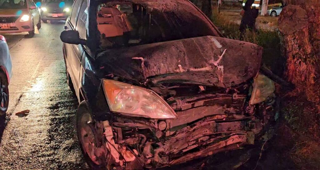 Accidente en Tonalá: Automóvil se pasa el alto y causa incendio de camioneta