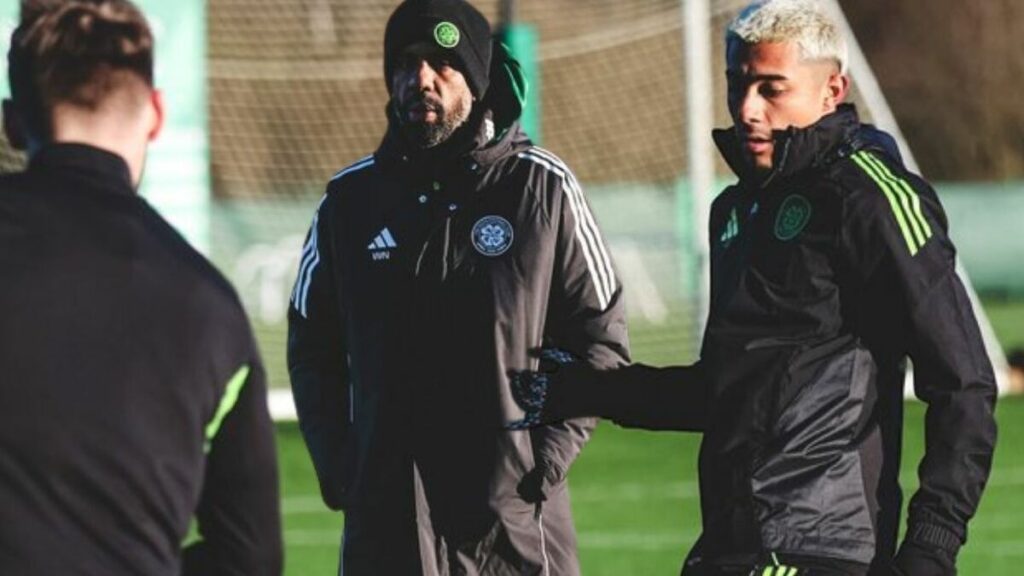 Julián Araujo Brilla en su Debut en el Celtic Mientras el Club Despide a su Técnico