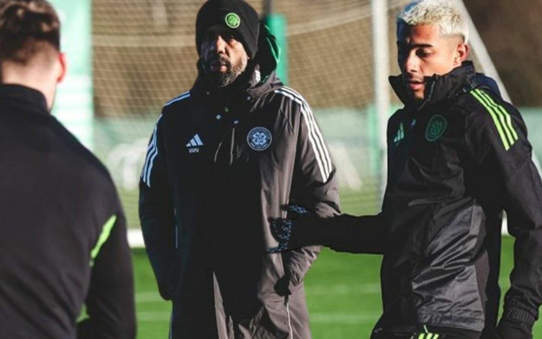 Julián Araujo Brilla en su Debut en el Celtic Mientras el Club Despide a su Técnico