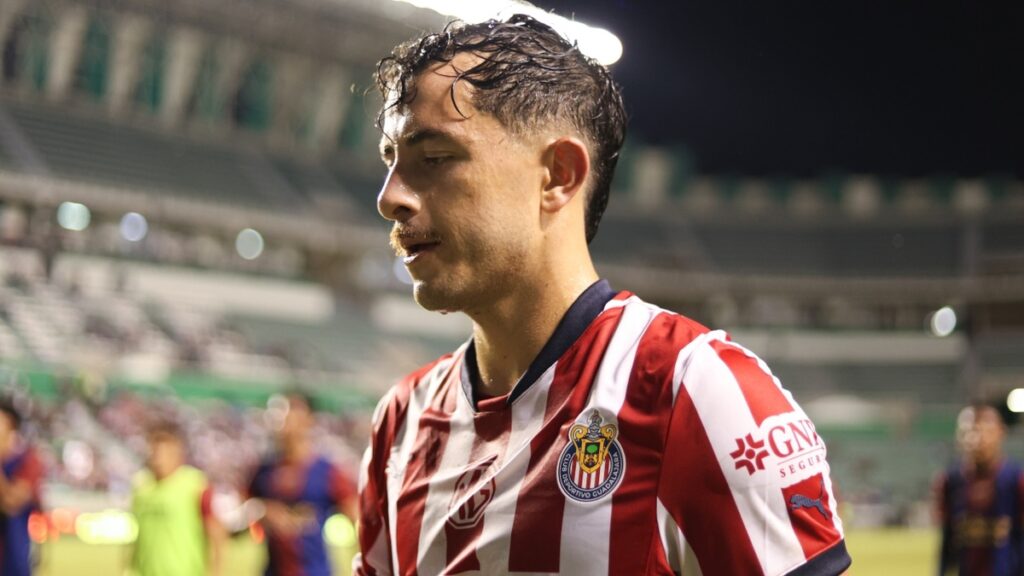 Chivas Confirma la Salida Oficial de Alan Mozo: Un Adiós Emocionante