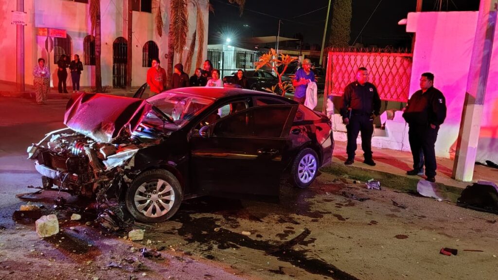 Accidente en Torreón: Joven derriba barda tras un choque automovilístico