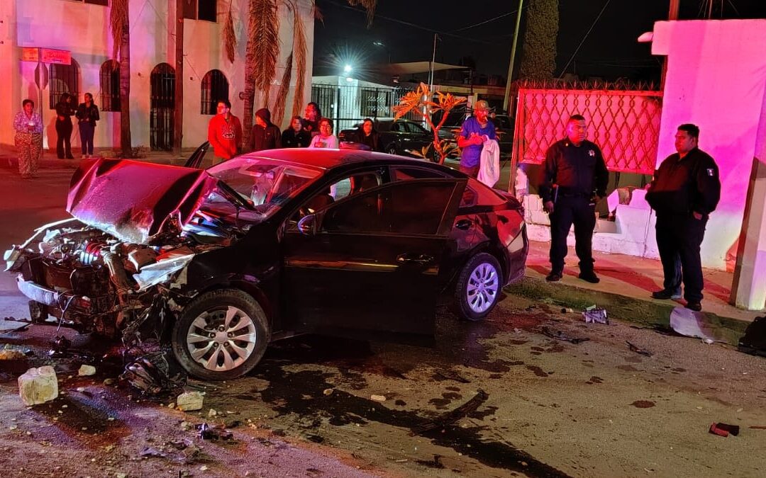 Accidente en Torreón: Joven derriba barda tras un choque automovilístico