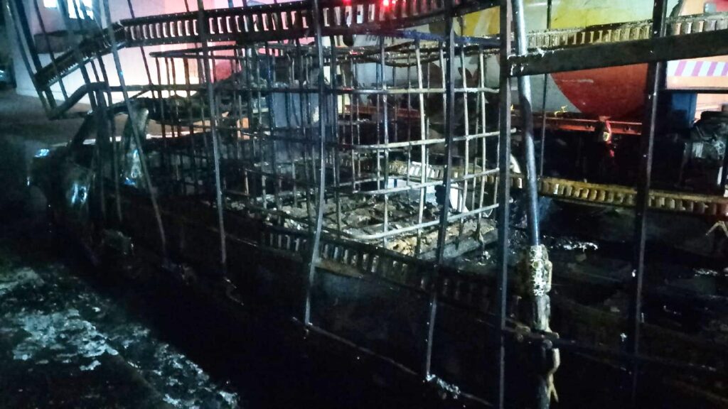 Incendio en Tlajomulco: Camioneta Cargada de Solventes Se Consume en Vía Pública