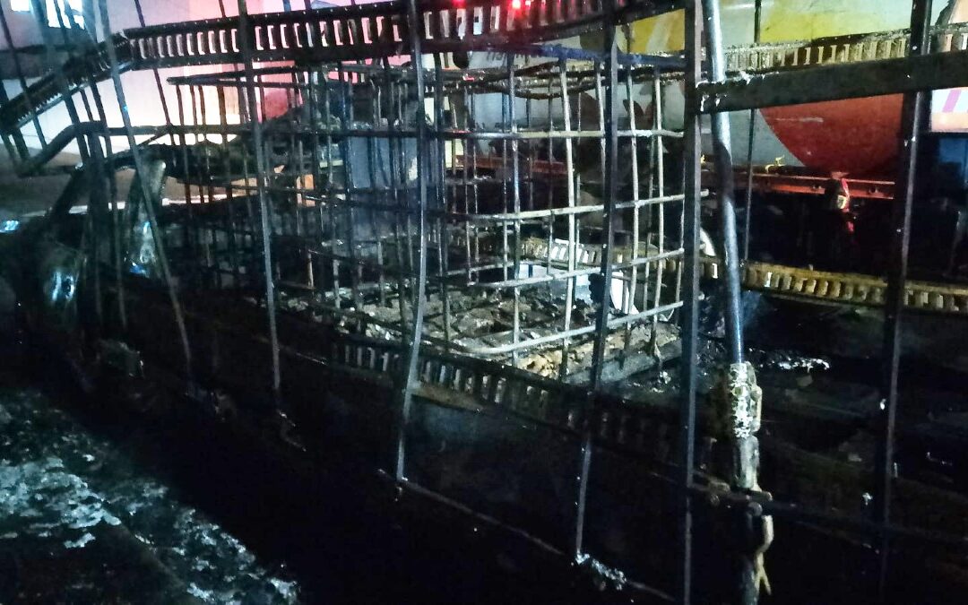 Incendio en Tlajomulco: Camioneta Cargada de Solventes Se Consume en Vía Pública