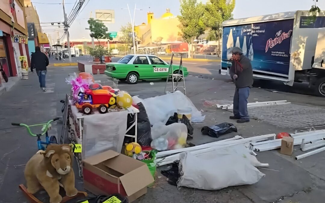Don Juanito Espera Toda la Noche Vendiendo Juguetes en Los Ángeles para Ayudar a su Esposa Enferma