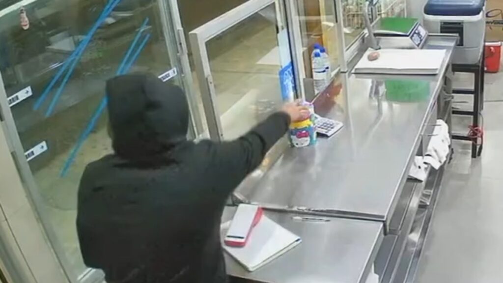 Asalto en Monterrey: Hombre roba bote de propinas en tortillería | VIDEO