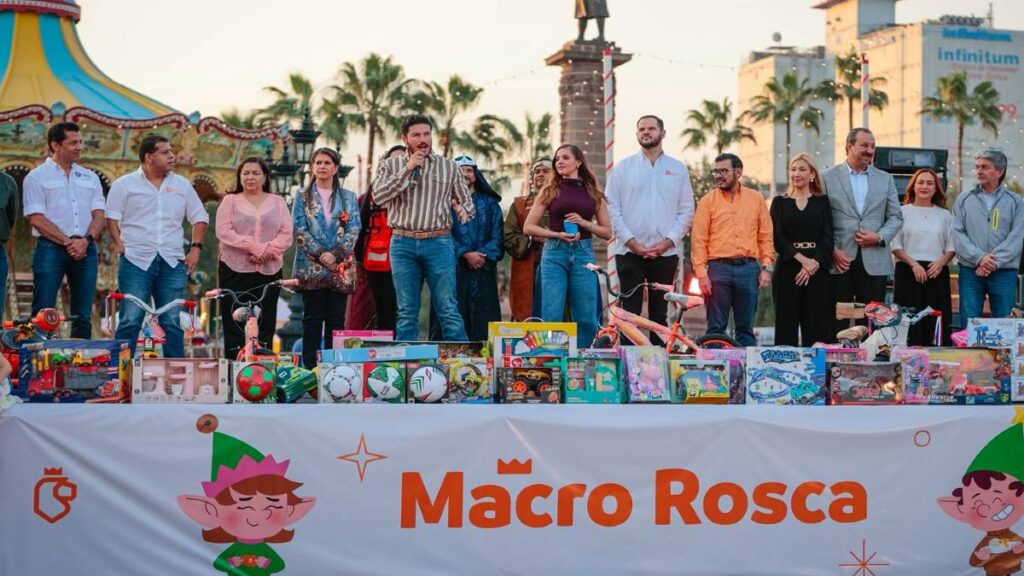 Festejan el Día de Reyes en Nuevo León con una Grande Macro Rosca y Regalos para Niños