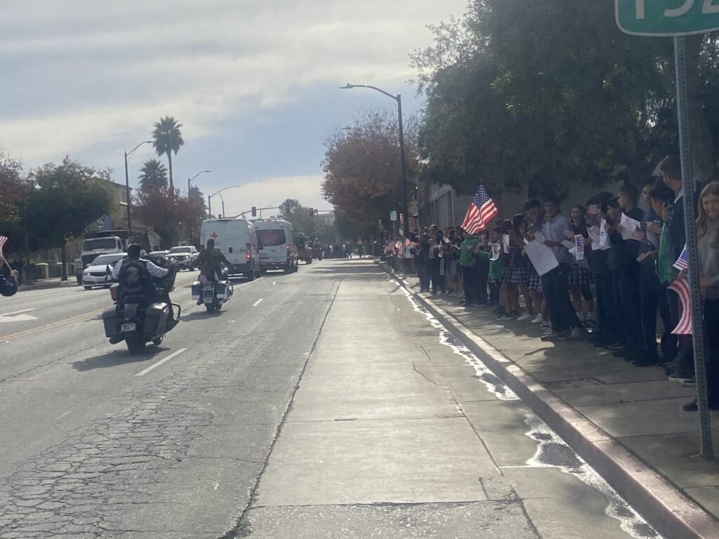Watsonville Celebra el Día de los Veteranos con una Emotiva Marcha Conmemorativa