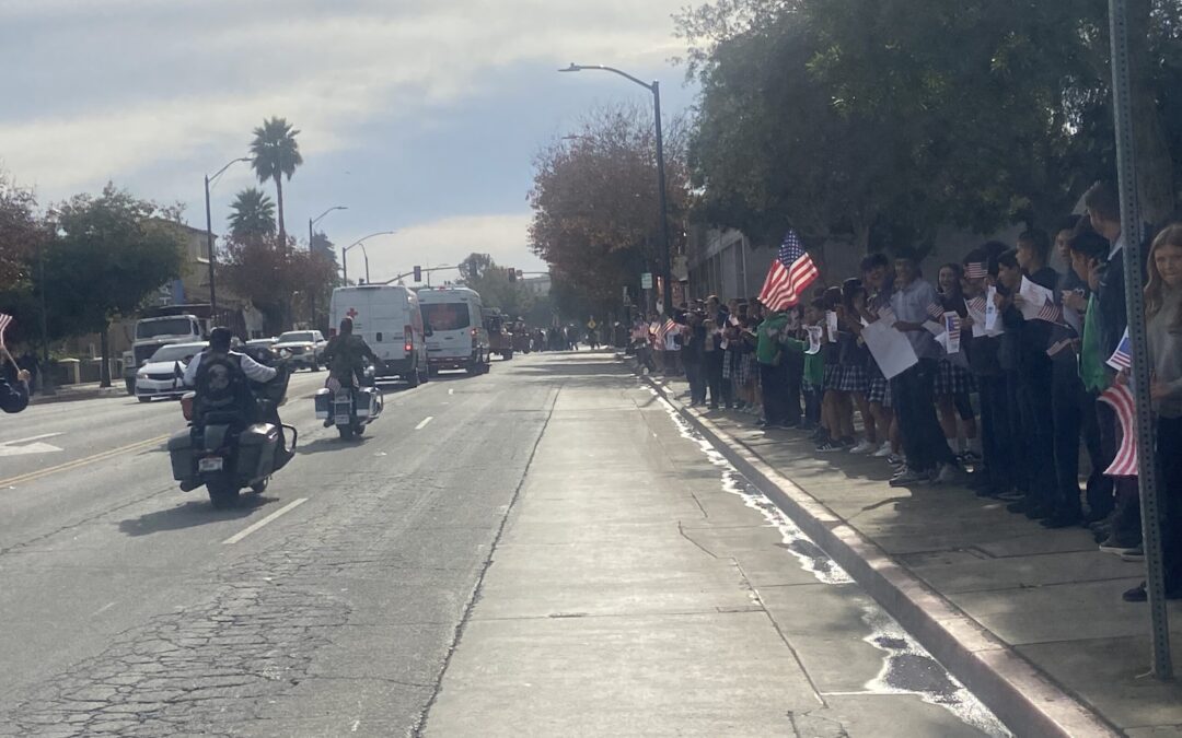 Watsonville Celebra el Día de los Veteranos con una Emotiva Marcha Conmemorativa