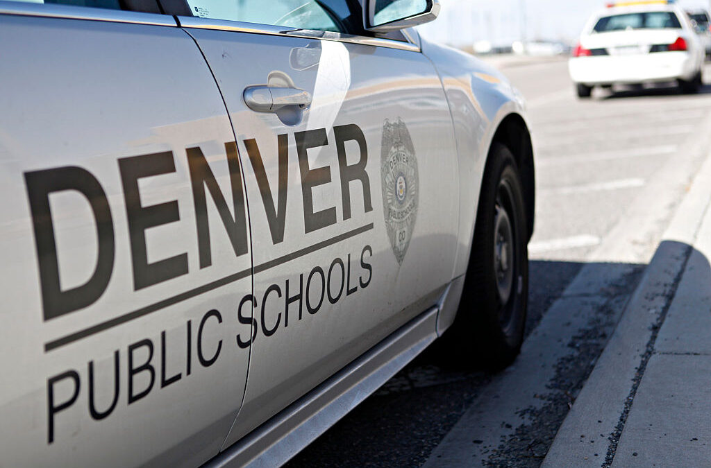 La matrícula escolar en Colorado cae drásticamente, pero la graduación alcanza cifras históricas