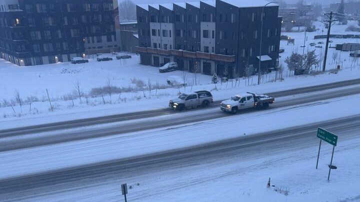 Hielo en las Carreteras de Denver: Complicaciones en el Tráfico Tras la Nevada de Diciembre